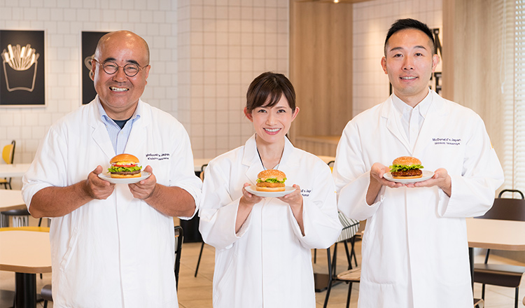 「グラン ガーリックペッパー」の開発者・深澤さん、「てりやきチキンフォレオ」の開発者・山宮さん、「えびフィレオ」のリニューアル担当・野村さん。
