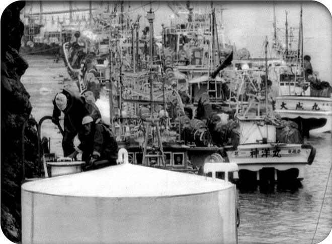 第二次オイルショックによる重油不足で底をついた石油タンクを点検する作業員 写真：毎日新聞社提供