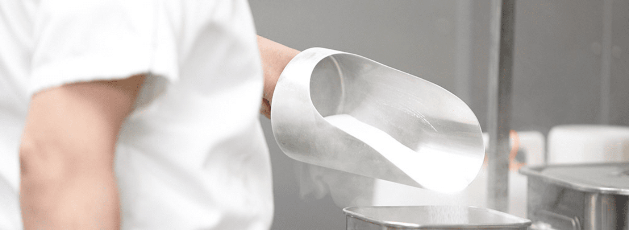 原材料の計量は、人の手で行います。