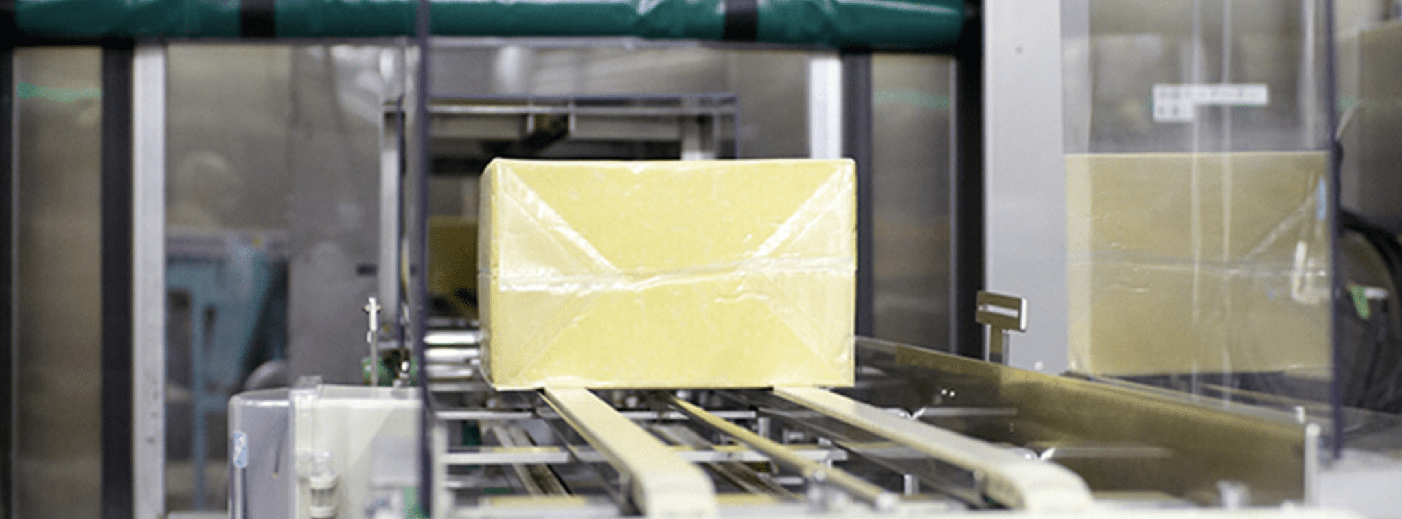 原材料はX線を使ってチェック。