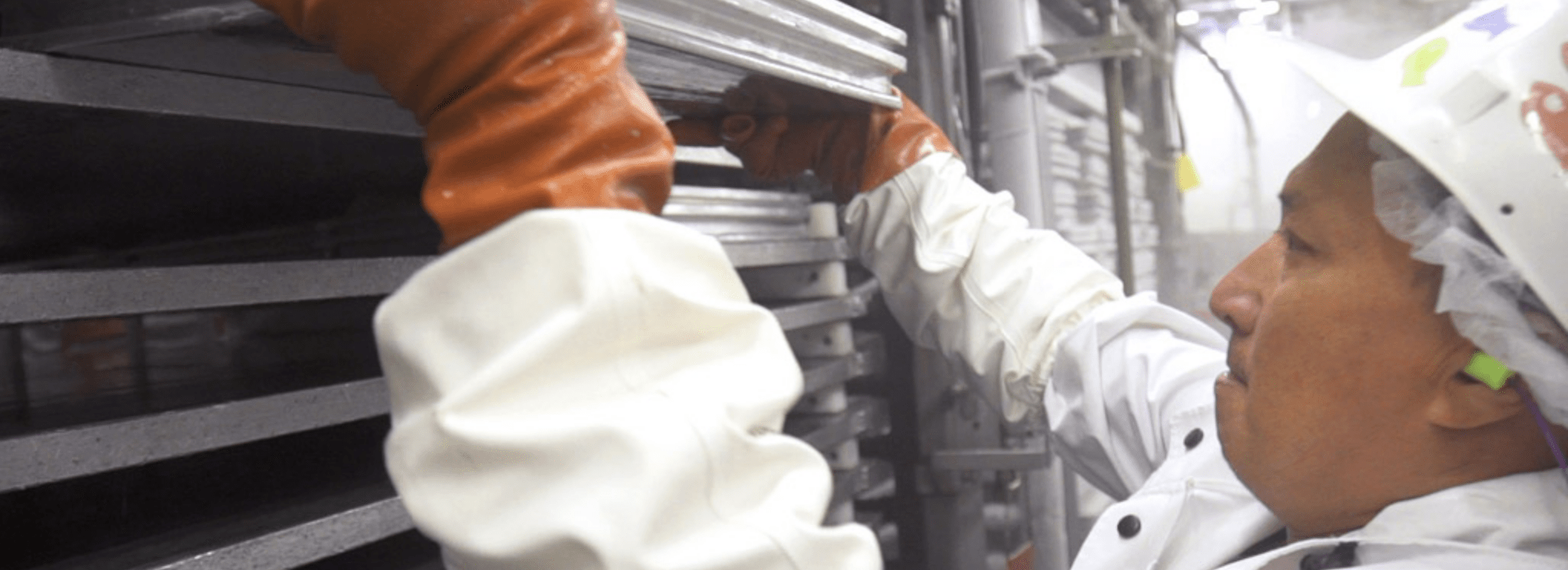 切り身を箱詰めして、フィッシュブロックに。