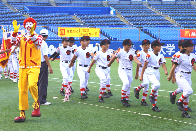 全チームの入場行進。ドナルドも参加して盛り上げます。