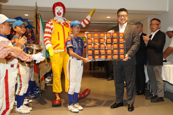 マクドナルドCEOのトーマス・コウから優勝した「新家スターズ」へワッペンが贈呈されました。