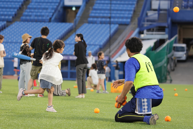外野でバッティング体験！