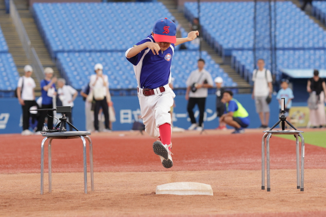 一二塁間を疾走！何秒で走れるかな？