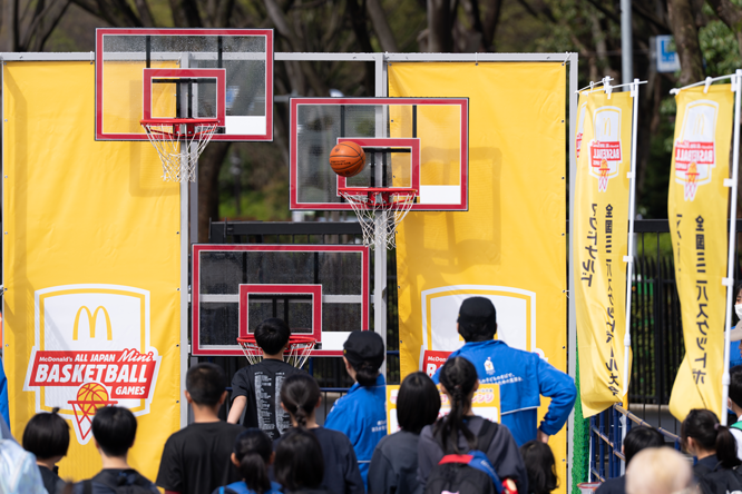 小さなお子様から大人まで幅広い世代の方々に、楽しくバスケットボール体験していただきました。