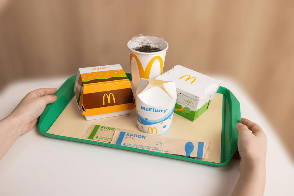 「2025年末までに、お客様提供用の容器包装類を、再生可能な素材、リサイクル素材または認証された素材に変更」を掲げ、2022年より様々な容器包装類等の見直しを進めています。