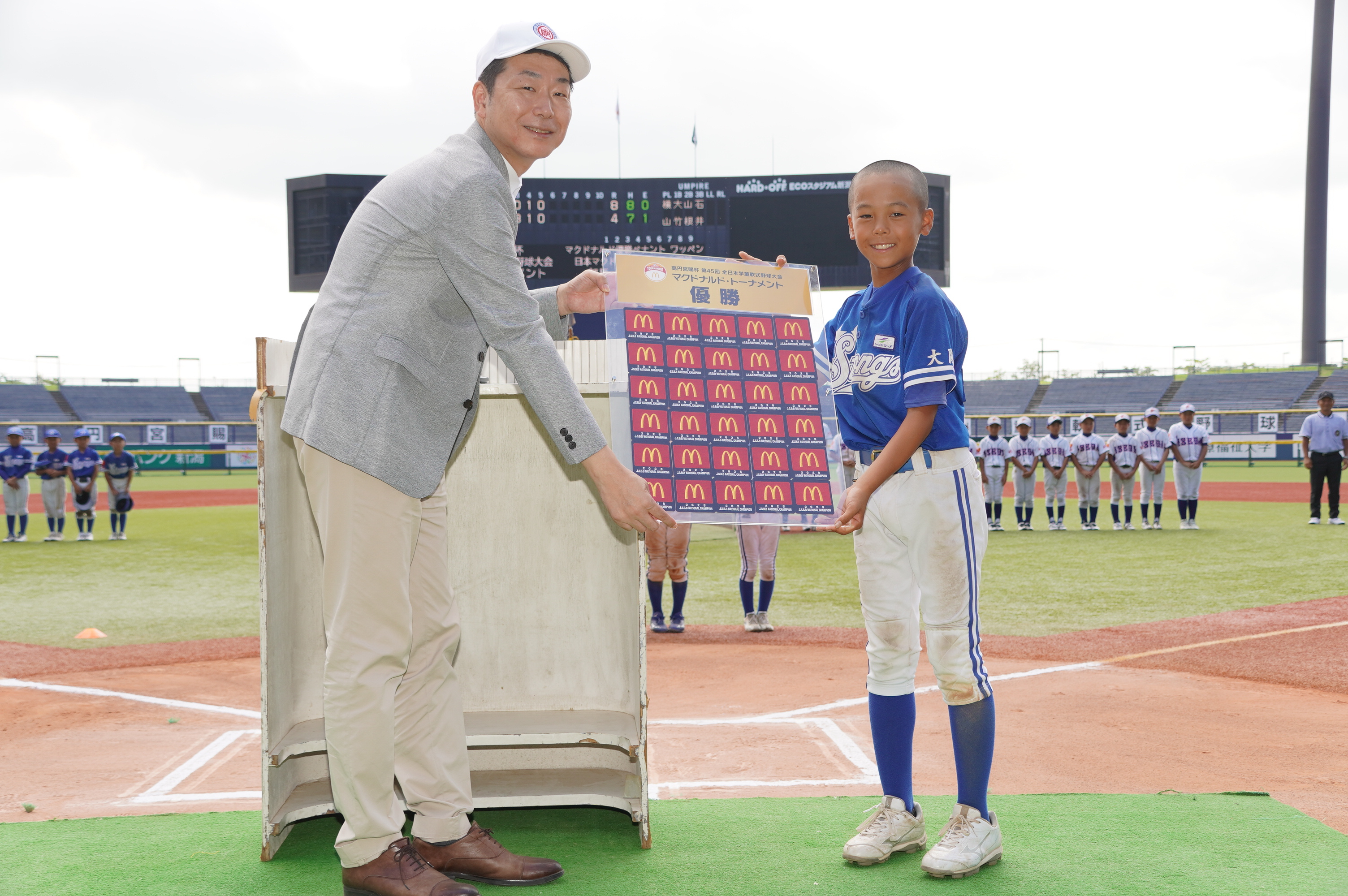 優勝した「長曽根ストロングス」へワッペンを贈呈！