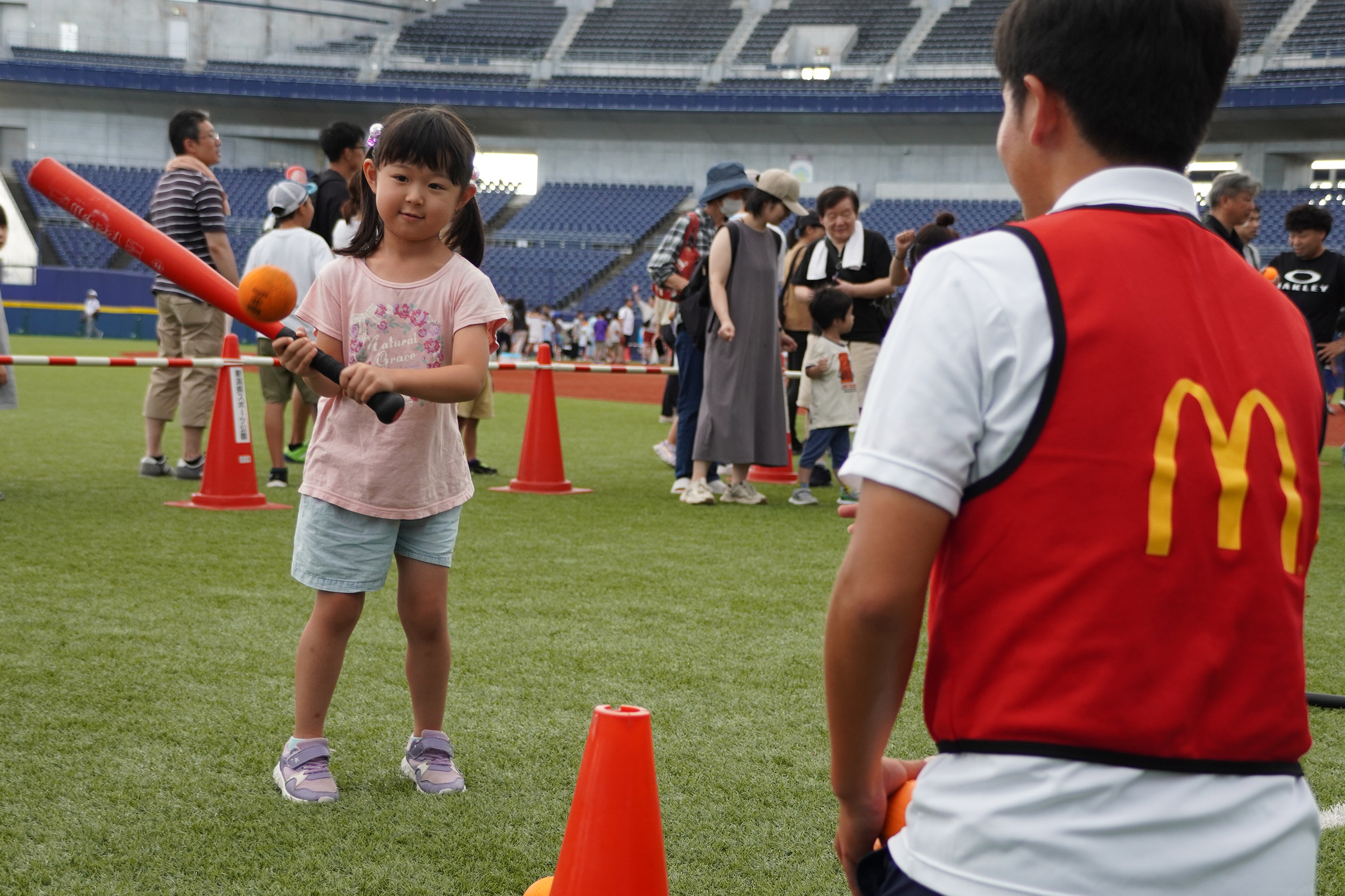 外野でバッティング体験！