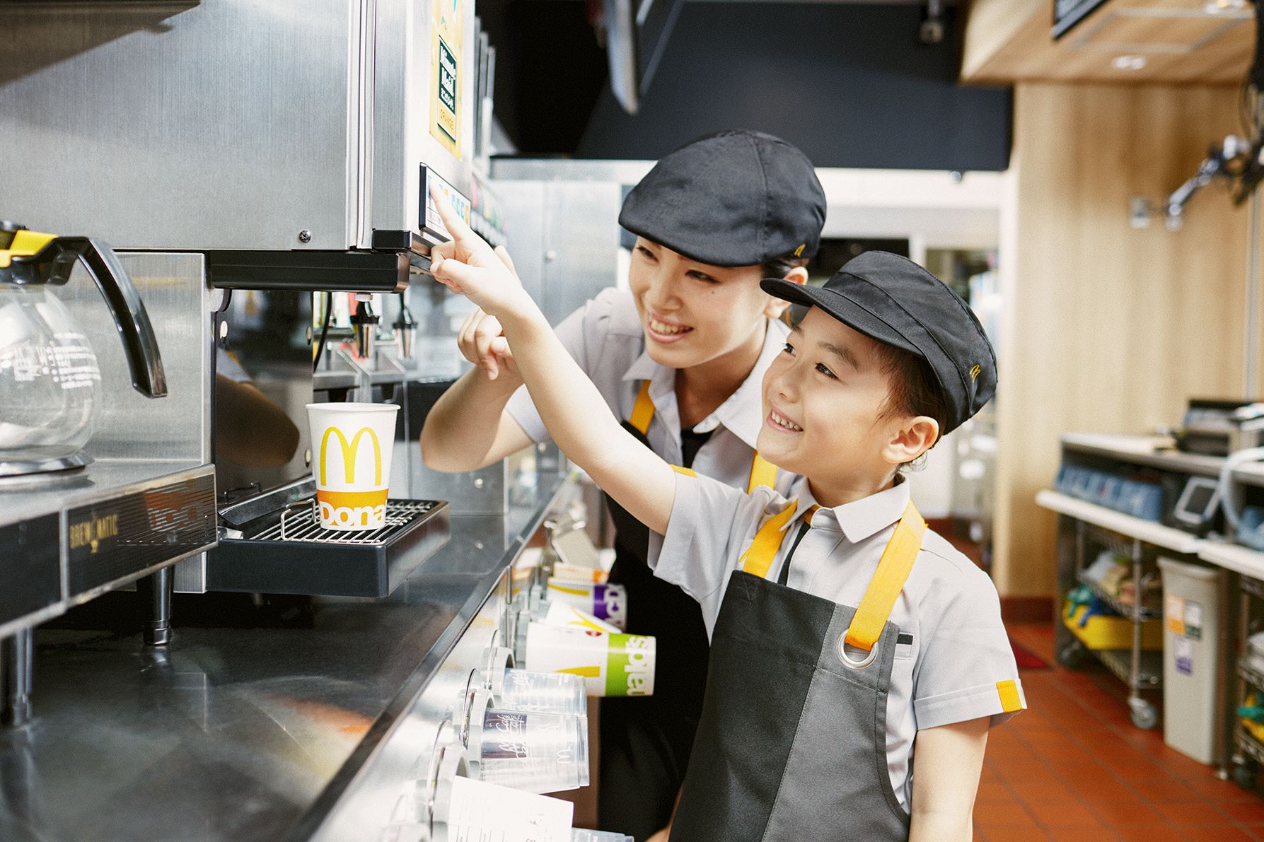 ポテトやジュースがどこで、どう作られているかを学ぶ