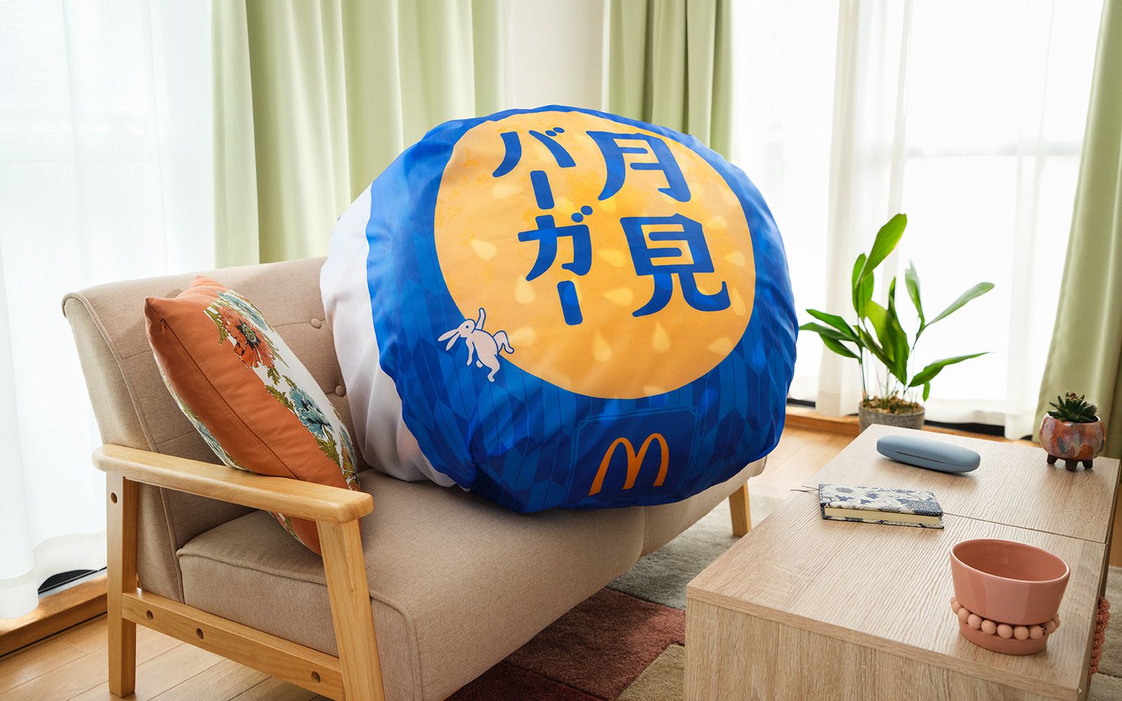 合計400名様に当たる！月見バーガー特大クッション抽選応募＋スマートフォン壁紙