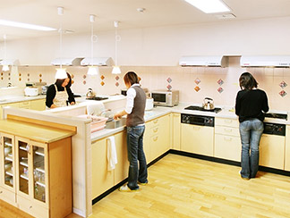 キッチン・ダイニング・リビングは共用で、家族も利用者同士もふれあえるようになっています。