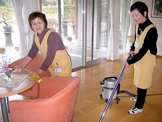 「おかえりなさい」、家族がくつろげるようにサポートする地域ボランティアの皆さん。